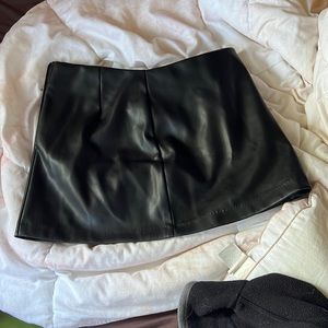 Oliviaceous leather skirt/skirt with slit size small
